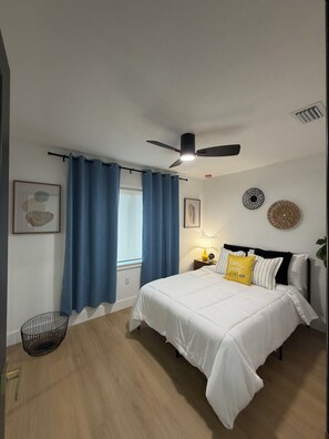 4 habitaciones, tabla de planchar con plancha, wifi y ropa de cama 