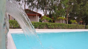Ein Schwimmbad mit Wasserspiel.