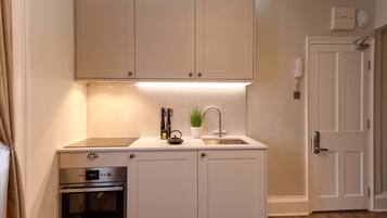 Coffee/tea maker, fridge, microwave, stovetop