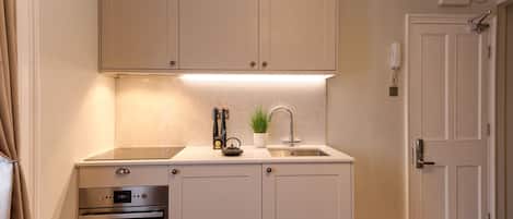 Coffee/tea maker, fridge, microwave, stovetop