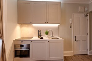 Coffee/tea maker, fridge, microwave, stovetop - Standard Studio by Dmontrio (London)