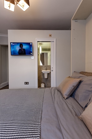 Iron/ironing board, travel cot, free WiFi, bed sheets - Standard Studio by Dmontrio (London)