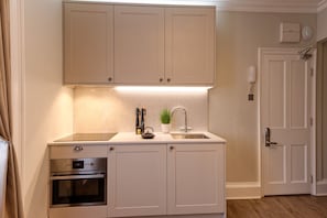 Coffee/tea maker, fridge, microwave, stovetop - Standard Studio by Dmontrio (London)