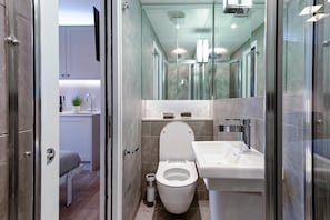 Shower, hair dryer, towels, soap - Standard Studio by Dmontrio (London)