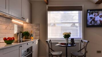 Coffee/tea maker, fridge, microwave, toaster