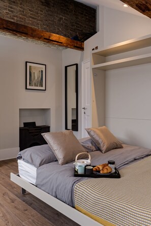 Bedroom - Superior studios by Dmontrio (London)