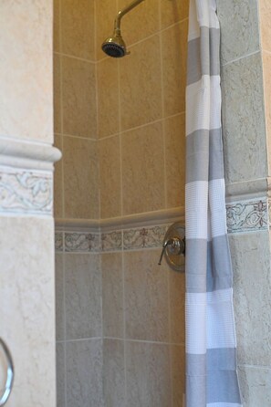 Dusche, Haartrockner, Handtücher, Seife