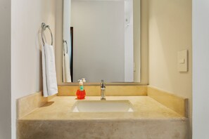 Deluxe-Apartment, Balkon, Blick auf den Innenhof | Badezimmer | Dusche, Haartrockner, Handtücher, Seife