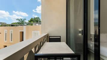 Departamento Deluxe, balcón, vista al patio | Áreas de la propiedad