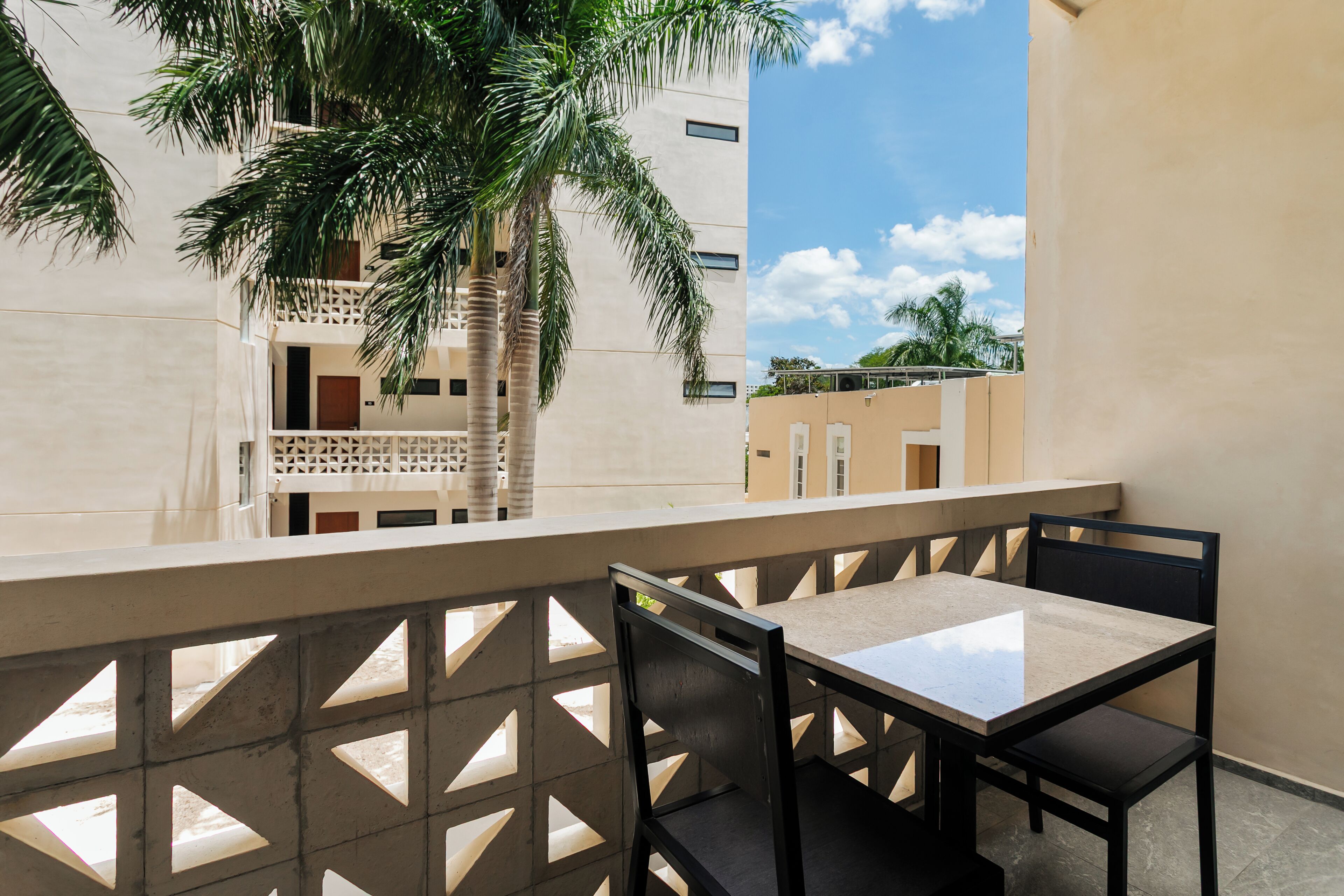 Deluxe-Apartment, Balkon, Blick auf den Innenhof | Speisen im Freien