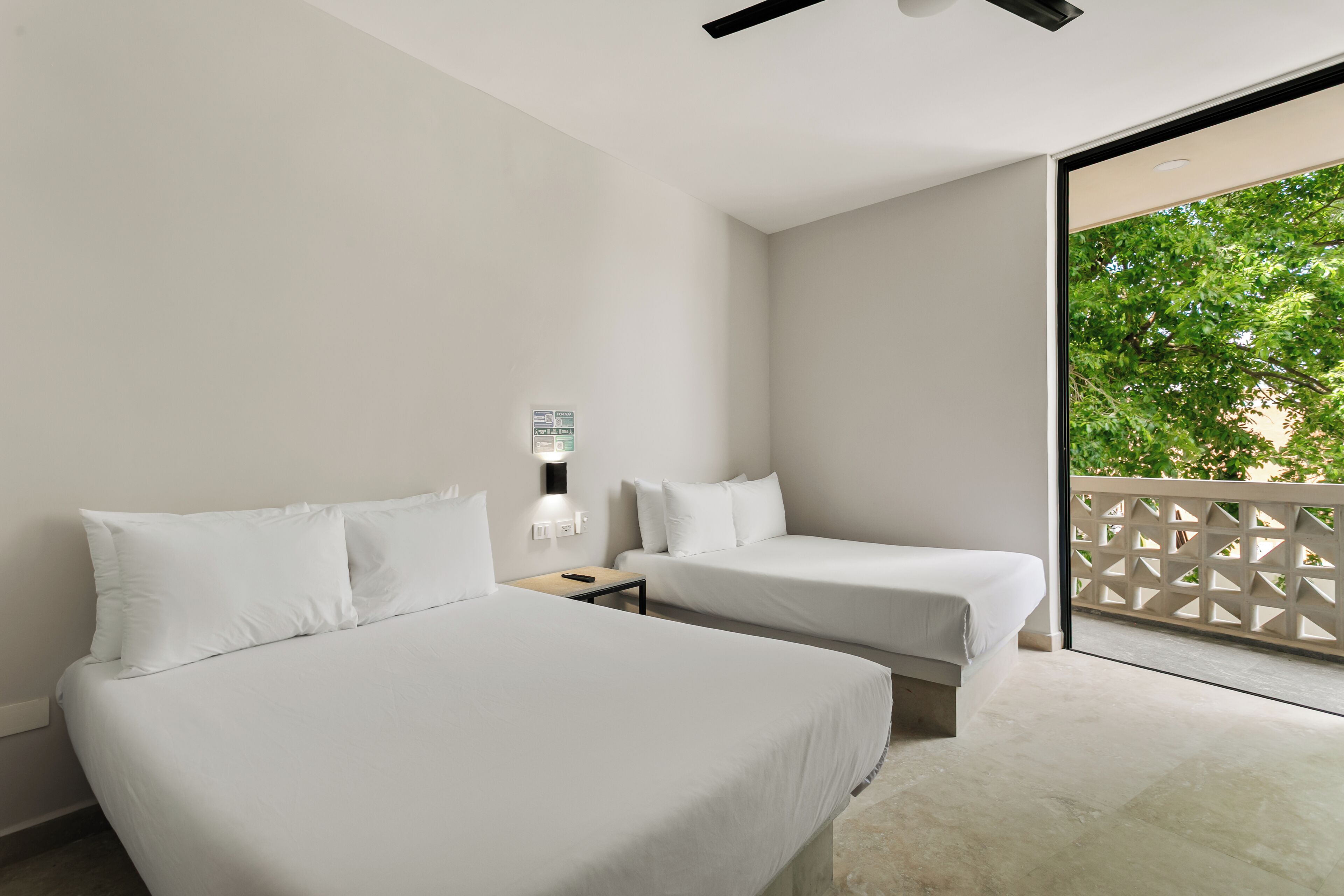 Familienapartment, Balkon | Schreibtisch, laptopgeeigneter Arbeitsplatz, Bügeleisen/Bügelbrett