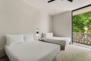 Familienapartment, Balkon | Schreibtisch, laptopgeeigneter Arbeitsplatz, Bügeleisen/Bügelbrett