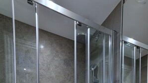 Bathroom - Cozy by DMONTRIO at Baker Street (London)