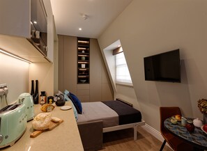 Bügeleisen/Bügelbrett, Reisekinderbett, kostenloses WLAN, Bettwäsche