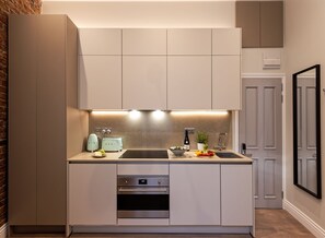 Coffee/tea maker, fridge, microwave, stovetop - Standard studio by Dmontrio (London)