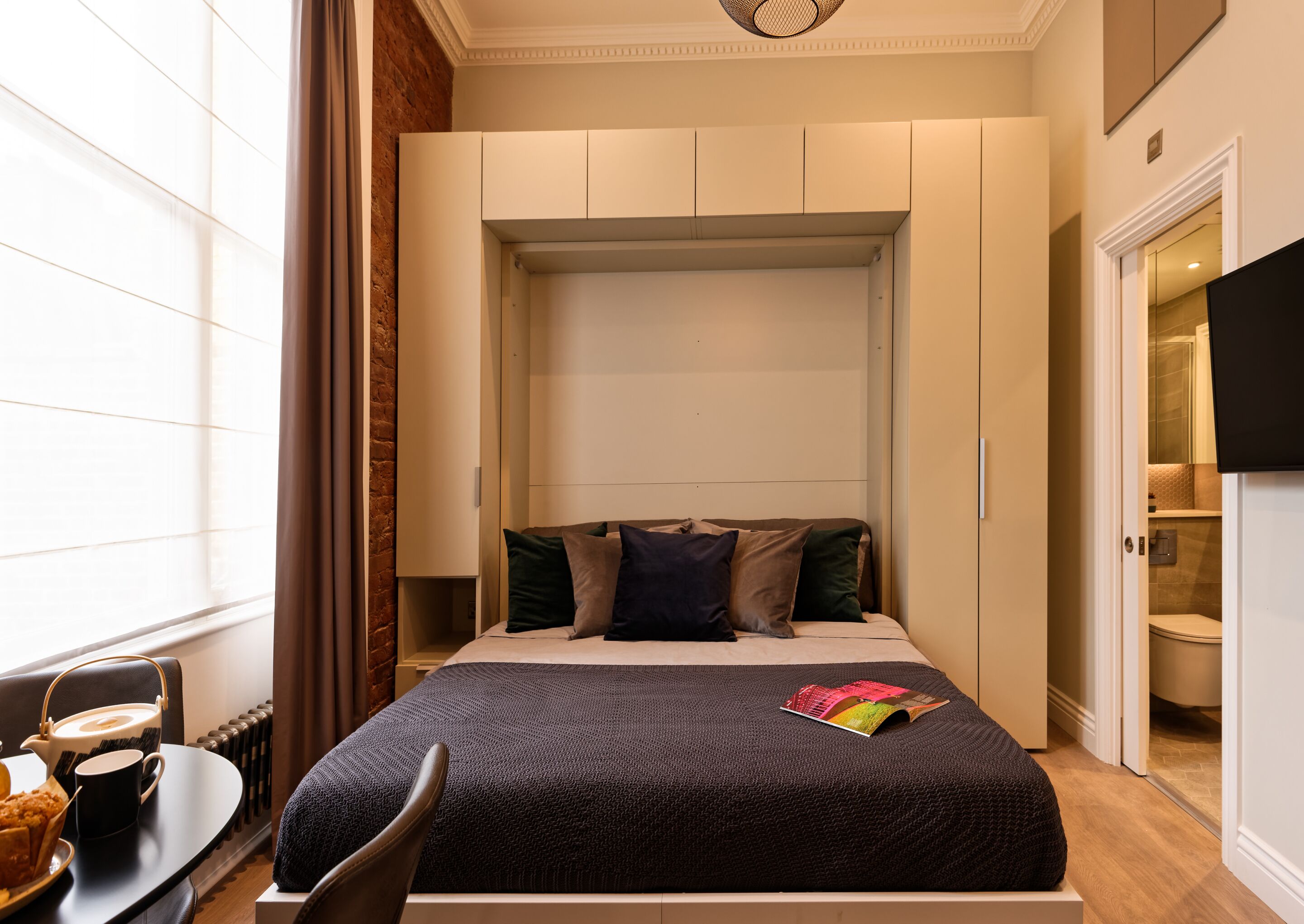 1 slaapkamer, een bureau, een strijkplank/strijkijzer, reisbedje