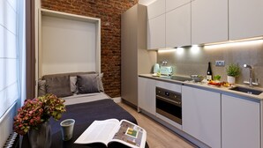 1 slaapkamer, een bureau, een strijkplank/strijkijzer, reisbedje