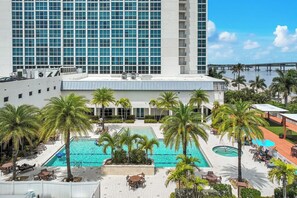 Outdoor pool - Trendy Cozy Waterfront APT - 1 bedroom 1.5 bath with a projector tv (Fort Myers)