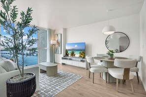 Interior - Trendy Cozy Waterfront APT - 1 bedroom 1.5 bath with a projector tv (Fort Myers)