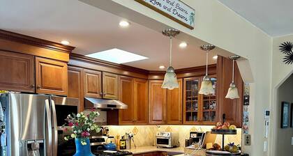 Adorable 2-bedroom house with AC in one block from the beach