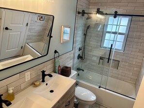 Regadera, secadora de cabello, bidet, toallas 