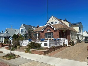 Exterior - Adorable 2-bedroom house with AC in one block from the beach (Long Beach)