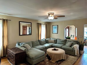 Living area - Adorable 2-bedroom house with AC in one block from the beach (Long Beach)