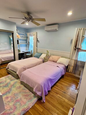 Iron/ironing board, WiFi, bed sheets - Adorable 2-bedroom house with AC in one block from the beach (Long Beach)