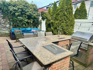 Outdoor dining - Adorable 2-bedroom house with AC in one block from the beach (Long Beach)