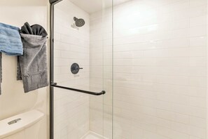 Douche, sèche-cheveux, serviettes fournies, shampoing