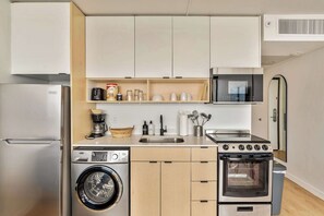 Fridge, microwave, oven, stovetop - High Rise 9th Floor City Views Free Pkg, Gym (Salt Lake City)