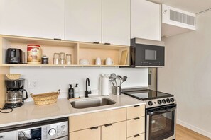 Fridge, microwave, oven, stovetop - High Rise 9th Floor City Views Free Pkg, Gym (Salt Lake City)