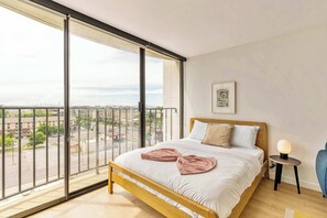 Desk, iron/ironing board, WiFi, bed sheets - High Rise 9th Floor City Views Free Pkg, Gym (Salt Lake City)