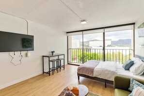 Desk, iron/ironing board, WiFi, bed sheets - High Rise 10th Floor City Views Free Pkg, Gym (Salt Lake City)