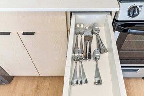Fridge, microwave, oven, stovetop - High Rise 10th Floor City Views Free Pkg, Gym (Salt Lake City)
