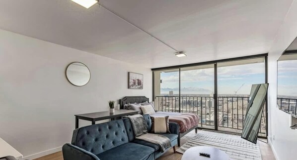 TV, fireplace, offices - High Rise 10th Floor City Views Free Pkg, Gym (Salt Lake City)