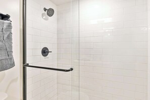 Shower, hair dryer, towels, shampoo - High Rise 10th Floor City Views Free Pkg, Gym (Salt Lake City)