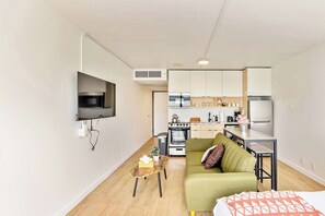 A modern apartment with a living room, a kitchen, and a dining area. - Mountain View 9th Floor City Views Free Pkg, Gym (Salt Lake City)