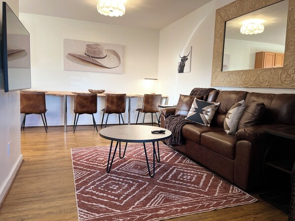 Living area - -:- Sunset Suite -:- Starlink + Porch Views + Pets Welcome (Cody)