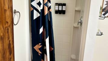 Een douche, een haardroger, handdoeken, zeep