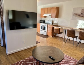 Living area - -:- Sunset Suite -:- Starlink + Porch Views + Pets Welcome (Cody)