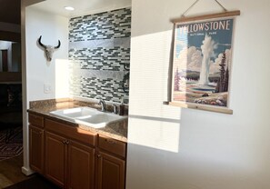 Bathroom - -:- Sunset Suite -:- Starlink + Porch Views + Pets Welcome (Cody)
