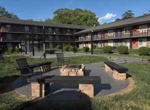 Outdoor dining - Lux Mins 2 Atrium & Novant Health. Close to CLT Airport (Charlotte)