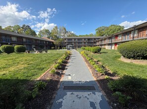 Property grounds - Lux Mins 2 Atrium & Novant Health. Close to CLT Airport (Charlotte)