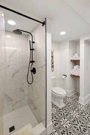 Shower, hair dryer, towels, soap - The Bell-Smith Suite at Historic Indigo House with Garden near Rupp Arena (Lexington)