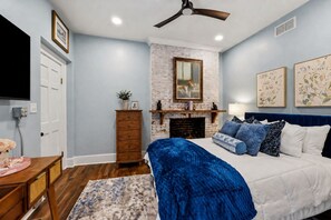 2 bedrooms, iron/ironing board, free WiFi, bed sheets - The Bell-Smith Suite at Historic Indigo House with Garden near Rupp Arena (Lexington)