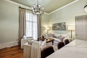 Smart TV - The Bell-Smith Suite at Historic Indigo House with Garden near Rupp Arena (Lexington)