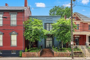 Exterior - The Bell-Smith Suite at Historic Indigo House with Garden near Rupp Arena (Lexington)