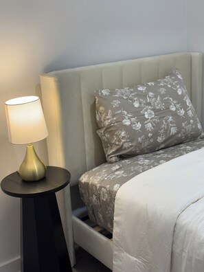 Tabla de planchar con plancha, wifi y ropa de cama 