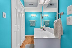 Shower, hair dryer, towels, soap - The Ideal Spot (Holden Beach)
